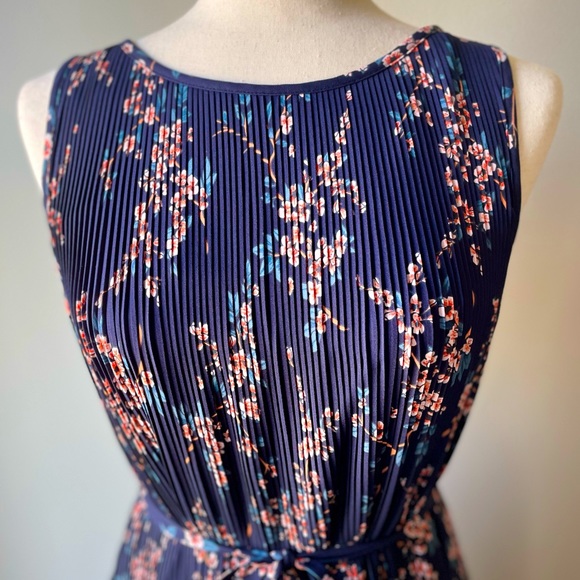 Banana Republic | Sleeveless Pleated Dress | Blue Floral | Small Petite - Picture 5 of 8